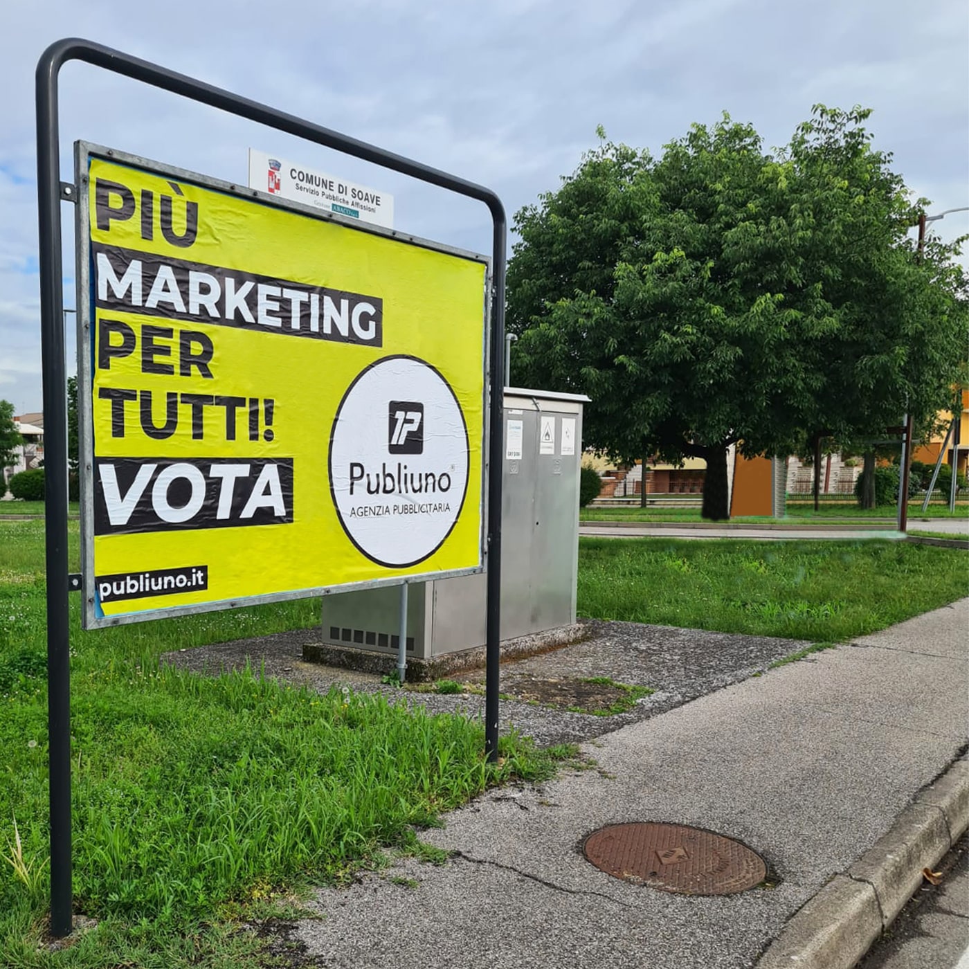 l'affissione stradale per la campagna pubblicitaria "vota publiuno" a Soave (VR)