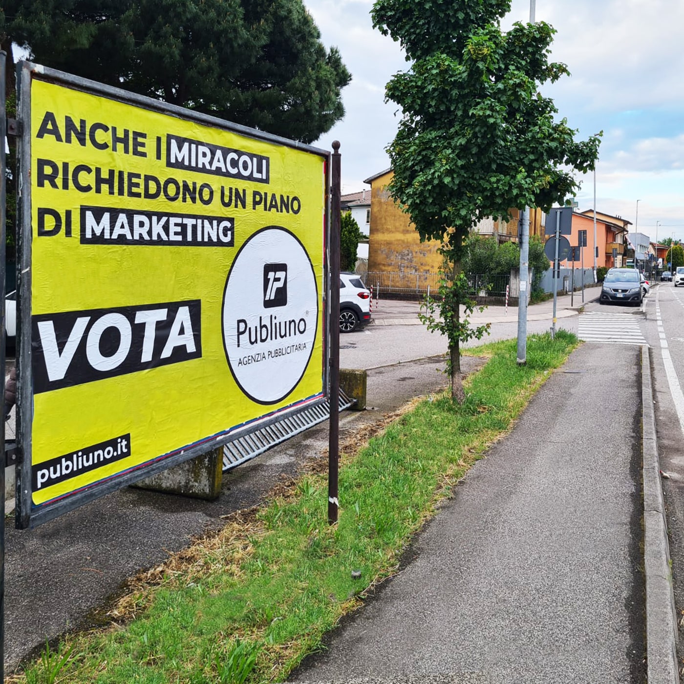 l'affissione stradale per la campagna pubblicitaria "vota publiuno" a San Bonifacio (VR)