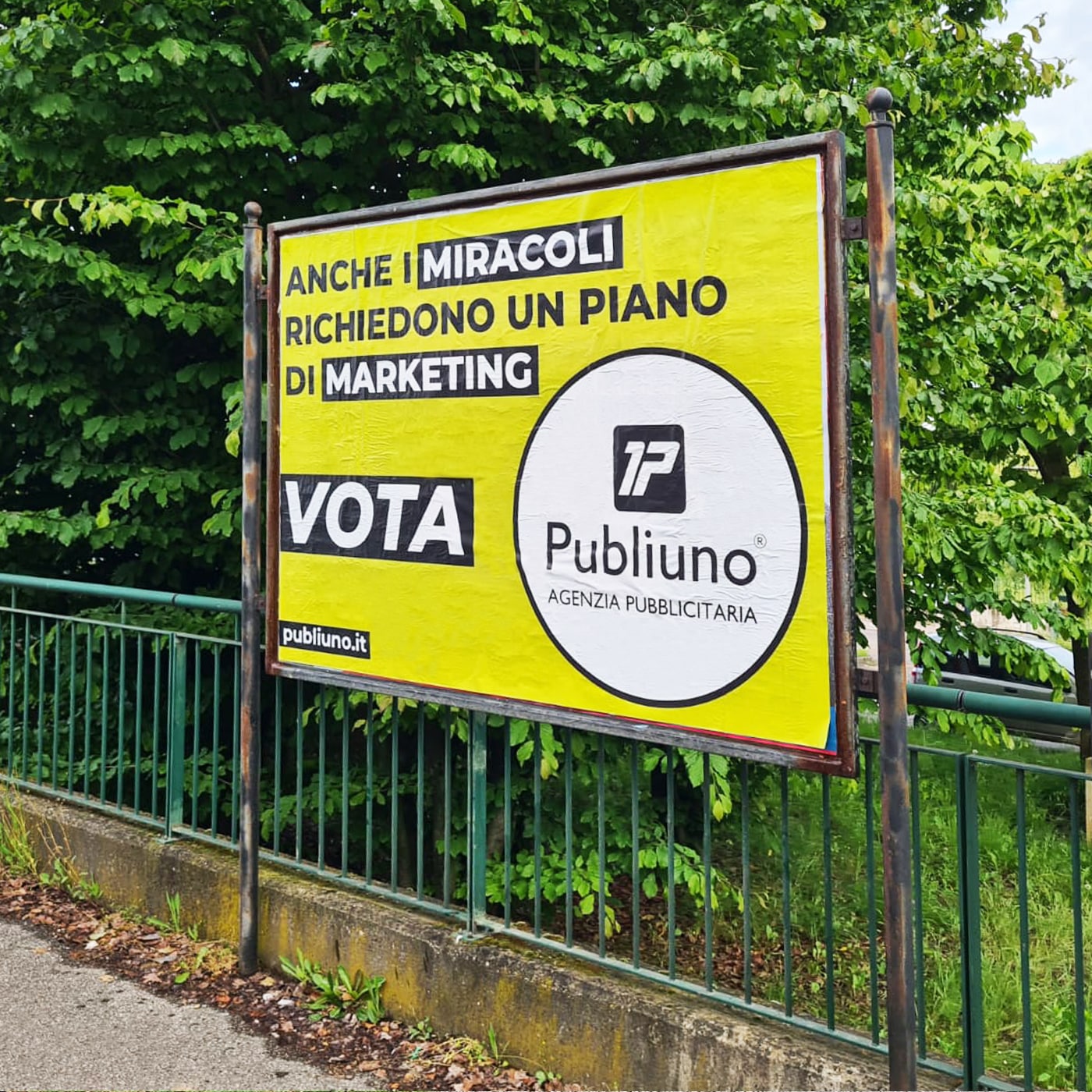 l'affissione stradale per la campagna pubblicitaria "vota publiuno" a San Bonifacio (VR)