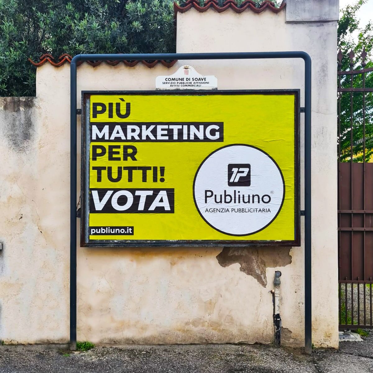 l'affissione stradale per la campagna pubblicitaria "vota publiuno" a soave (VR)