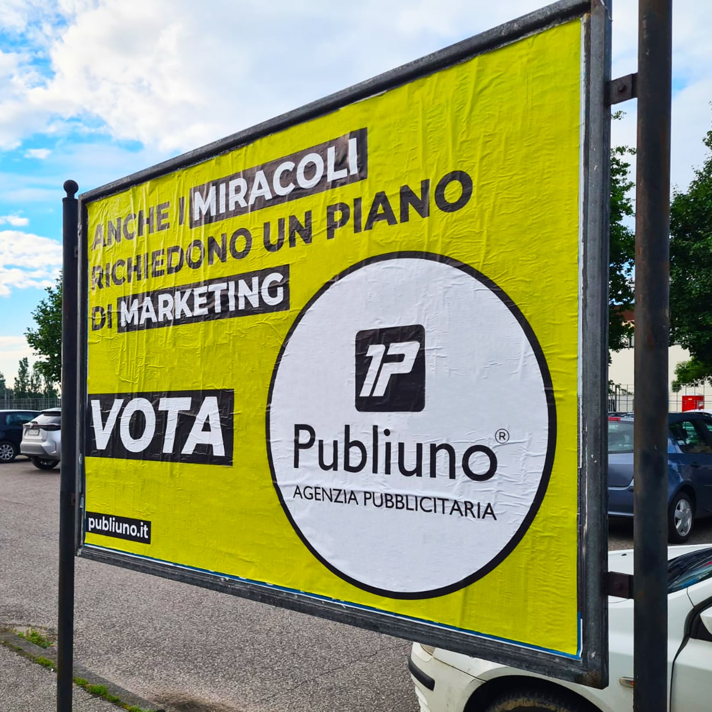 l'affissione stradale per la campagna pubblicitaria "vota publiuno"